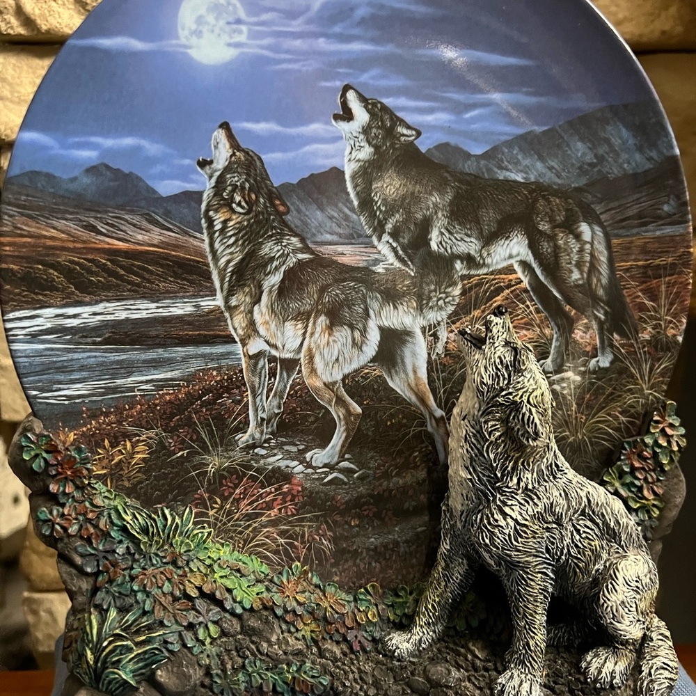 The Hamilton Collection Midnight Serenade Collectible wolf plate
